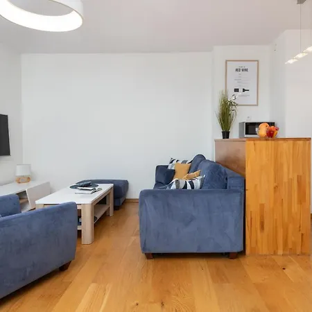 Modern With Balcony & Parking By Renters *