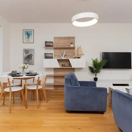 Modern With Balcony & Parking By Renters *