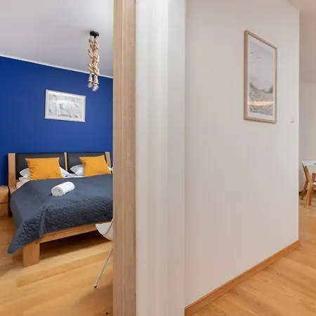 Modern With Balcony & Parking By Renters