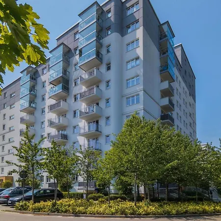 Apartment Modern With Balcony & Parking By Renters *
