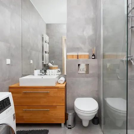 Apartment Modern With Balcony & Parking By Renters