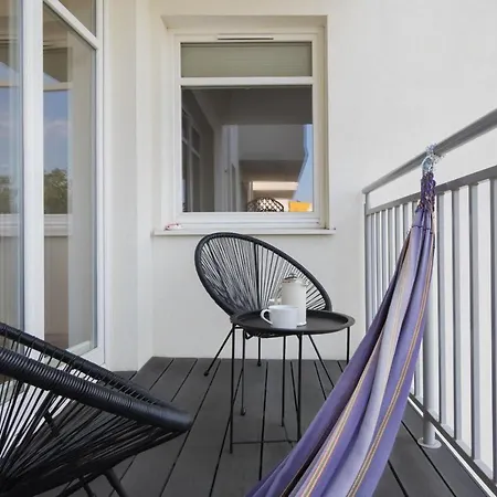 Modern With Balcony & Parking By Renters *