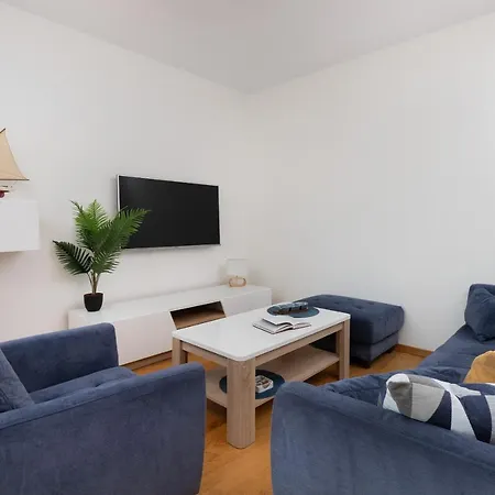Apartment Modern With Balcony & Parking By Renters *